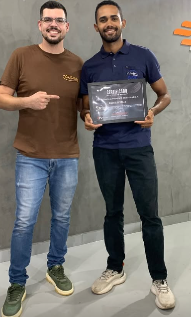 Maurício Souza recebendo o Certificado Profissional de Detailer Automotivo