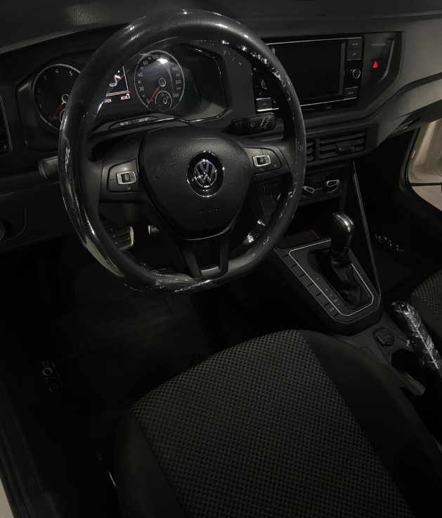 Interior VW Polo detalhado com volante protegido na ANS