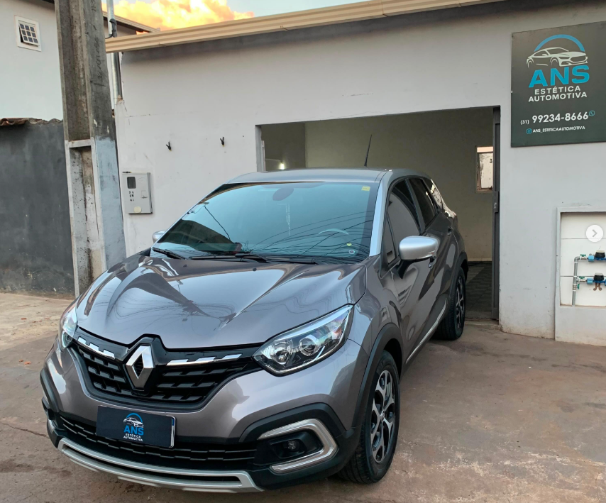Renault Captur finalizado na porta da oficina ANS Estética Automotiva
