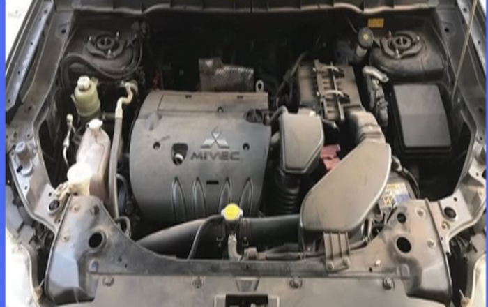 Motor Mitsubishi MIVEC sujo antes da limpeza técnica detalhada